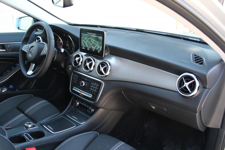 Интерьер Mercedes-Benz GLA200 d 2017 года  (WW) (фото 6 из 24)